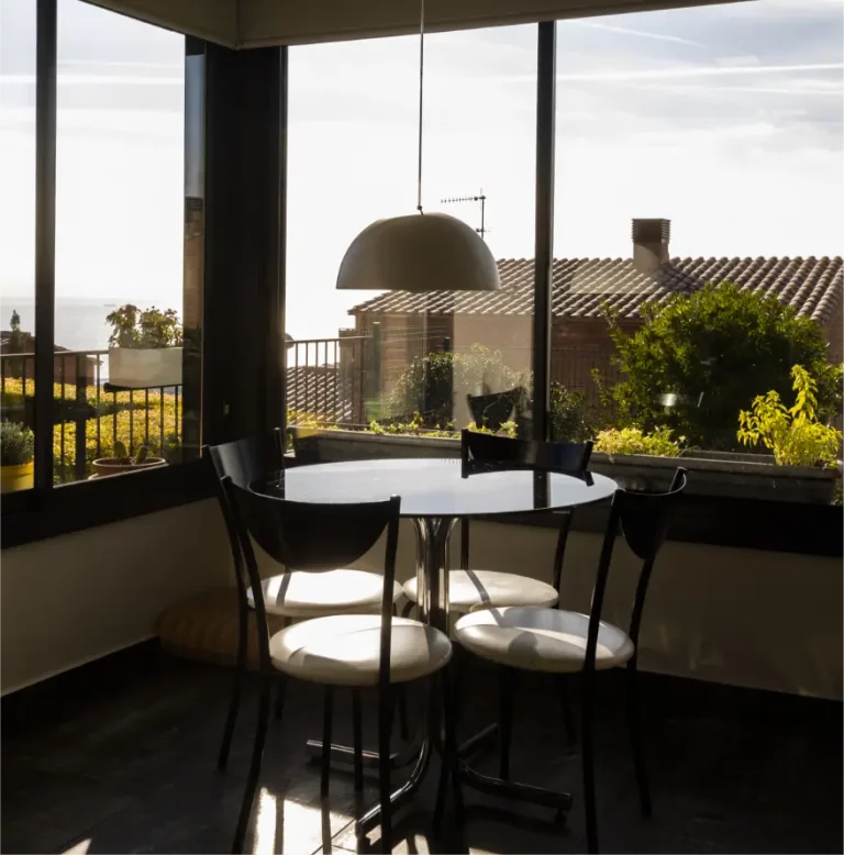 Comedor con ventanal abierto al paisaje del Maresme