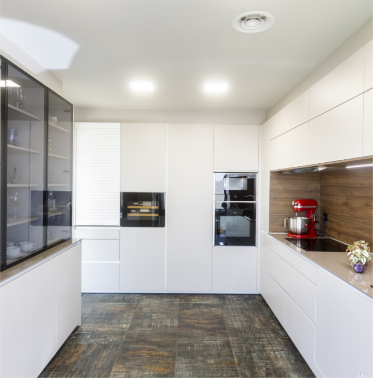 Cocina blanca en línea, ampliada y rediseñada