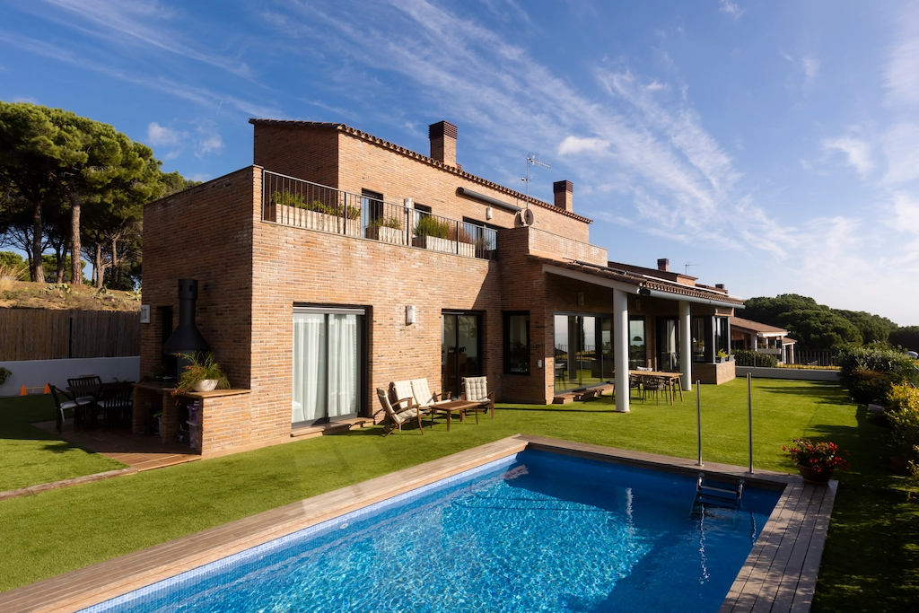 Diseño moderno y funcional en proyecto de construcción de Amplitud Studio