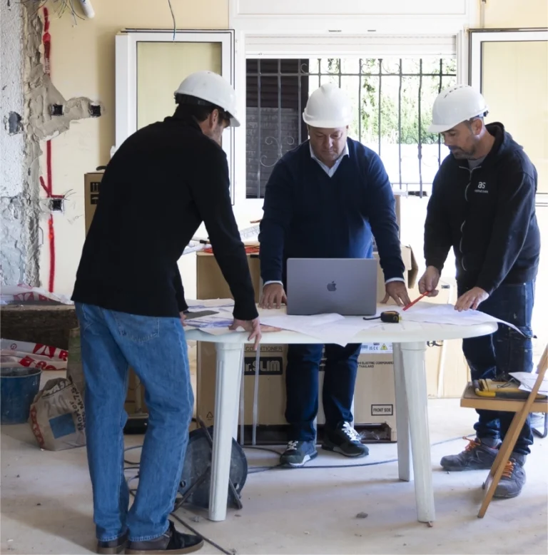 Equipo de Amplitud Studio revisando los planos en obra