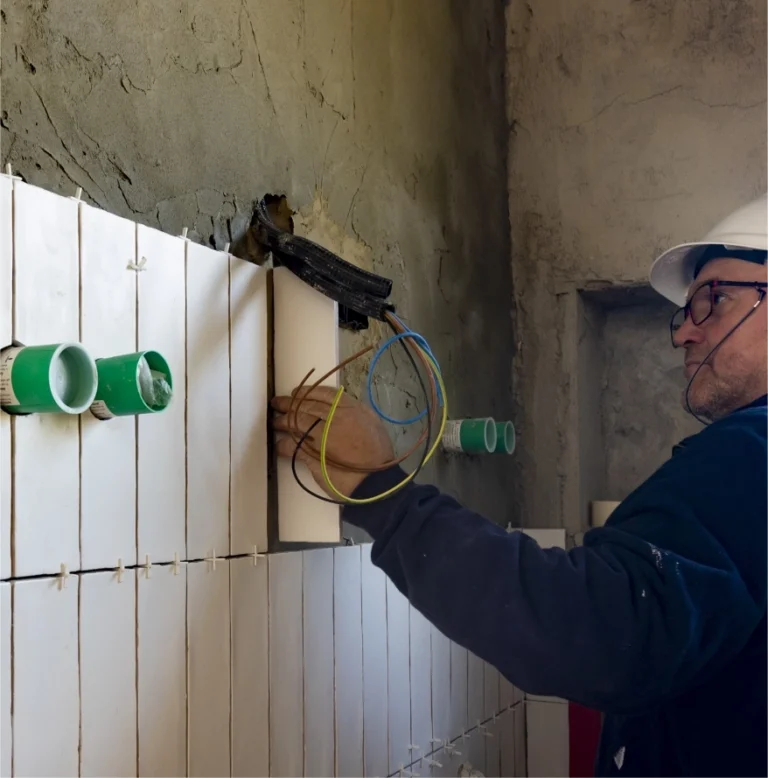 Operario ejecutando las instalaciones antes de cerrar el paramento