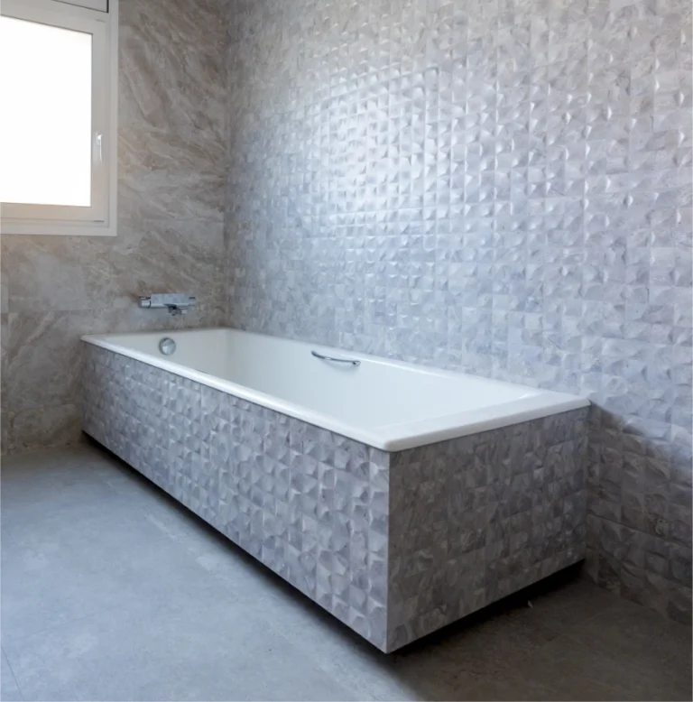 Bañera revestida con cerámica de relieve