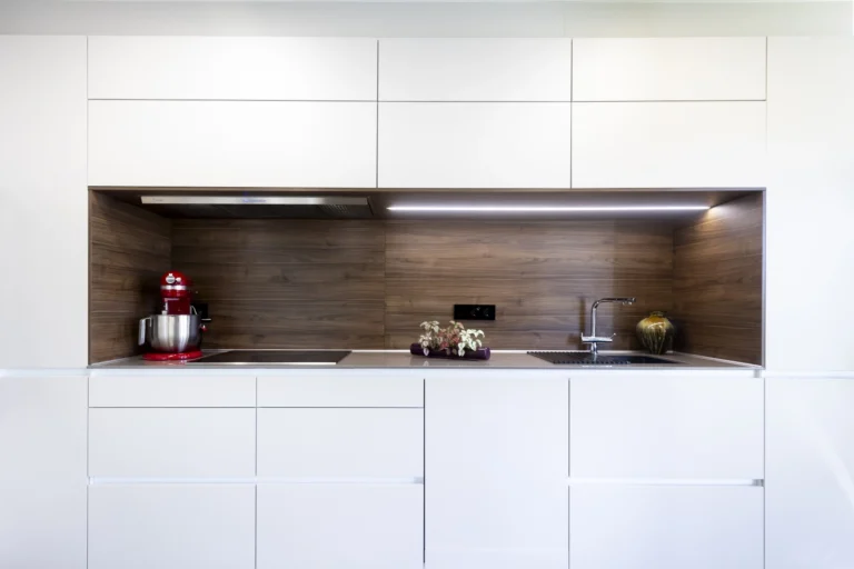 Frente de cocina con panelado de madera e iluminación integrada