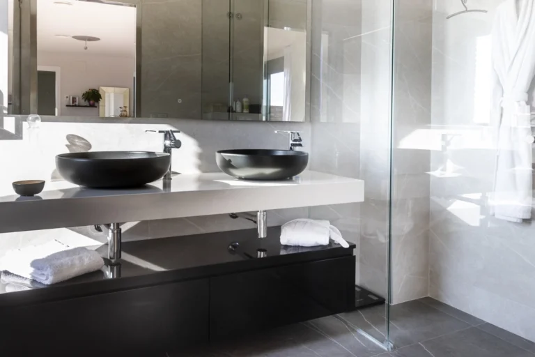 Baño con encimera corrida, doble lavabo y ducha
