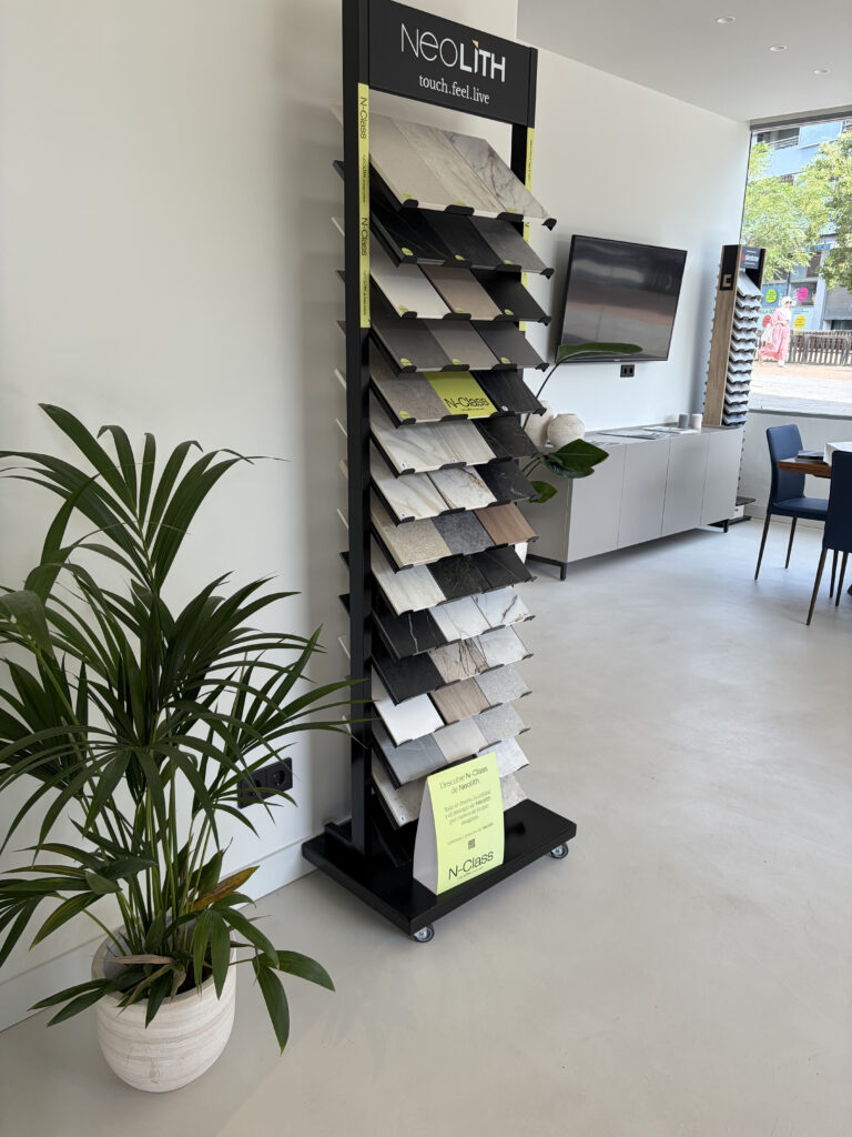 Expositor de materiales y acabados Neolith en el showroom de Amplitud Studio en Mataró