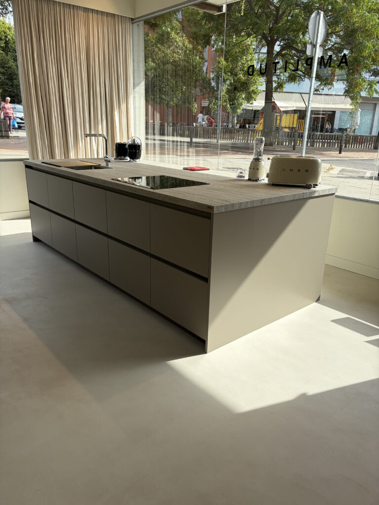 Isla de cocina Febal Casa en el showroom de Amplitud Studio en Mataró