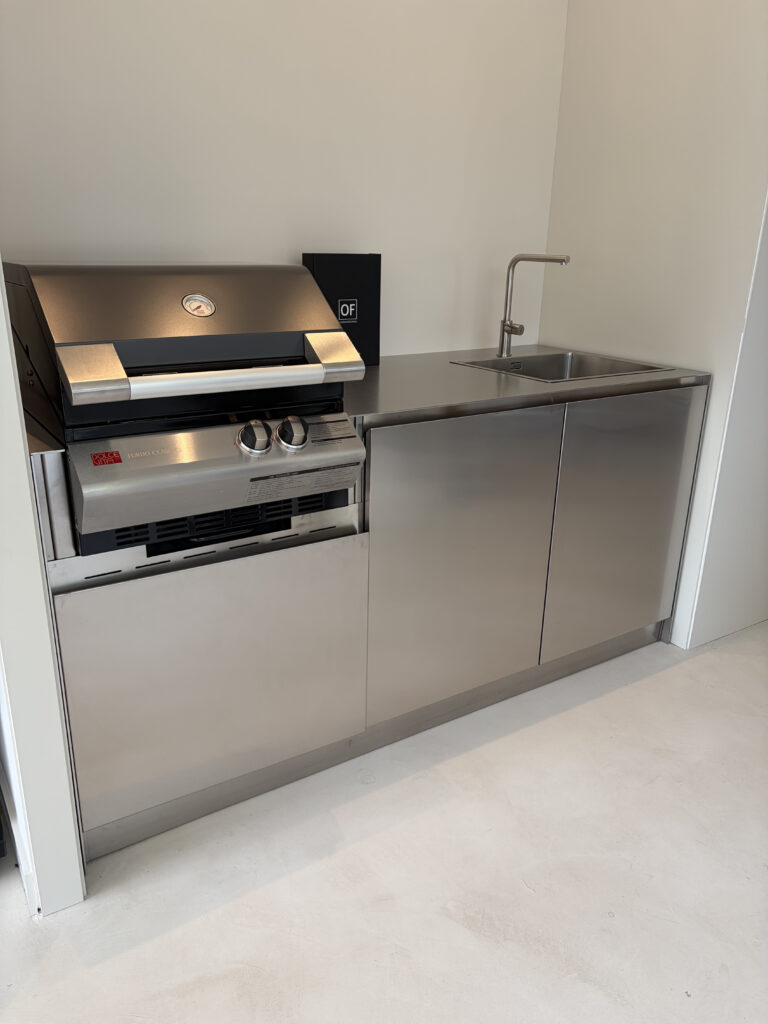Cocina de exterior OF Outdoor Kitchens en acero inoxidable en el showroom de Amplitud Studio en Mataró