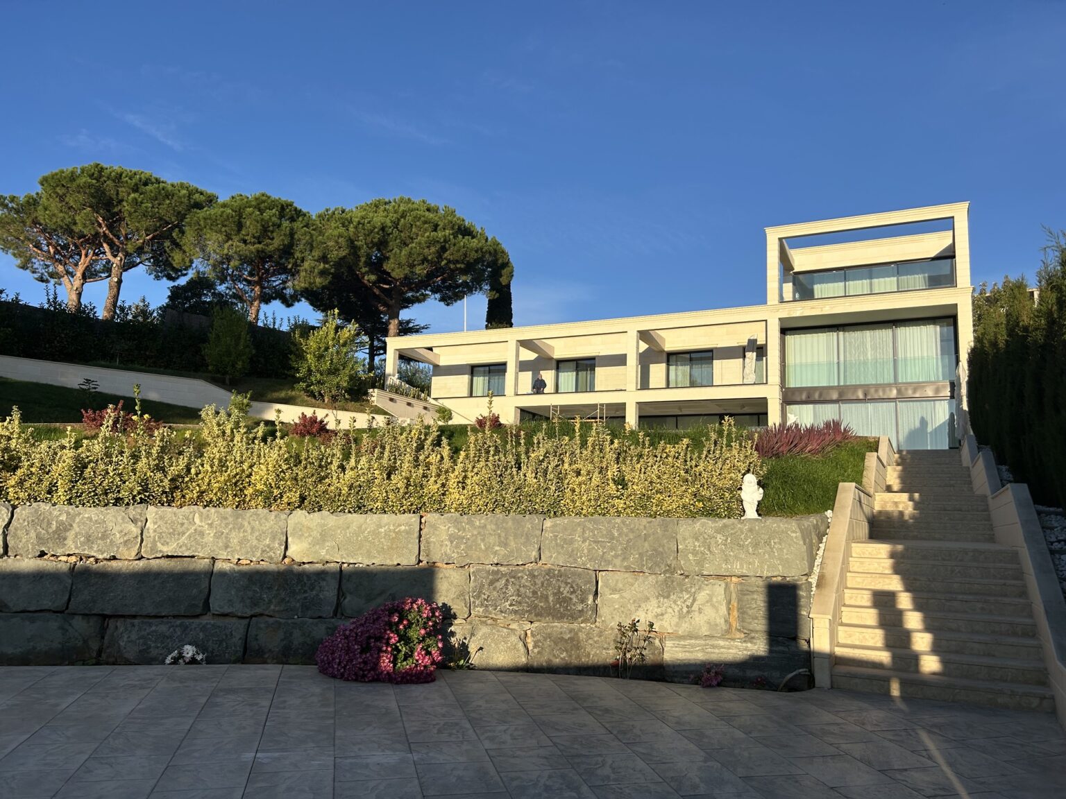 Casa se&ntilde;orial en Sant Vicen&ccedil; de Montalt vista desde el jard&iacute;n